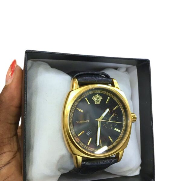 Montre noir avec cadran doré